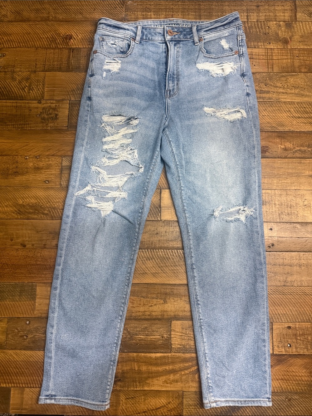 American Eagle Mom Jeans Distressed Light Wash | Women’s Size 6